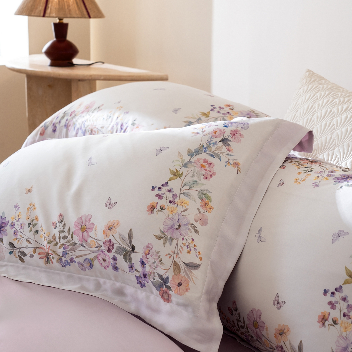 91家纺网 家纺一手货源 找家纺 佳汐蓝家纺 2026新款春夏天丝数码印花（挂边款）四件套 淡晓-粉黄