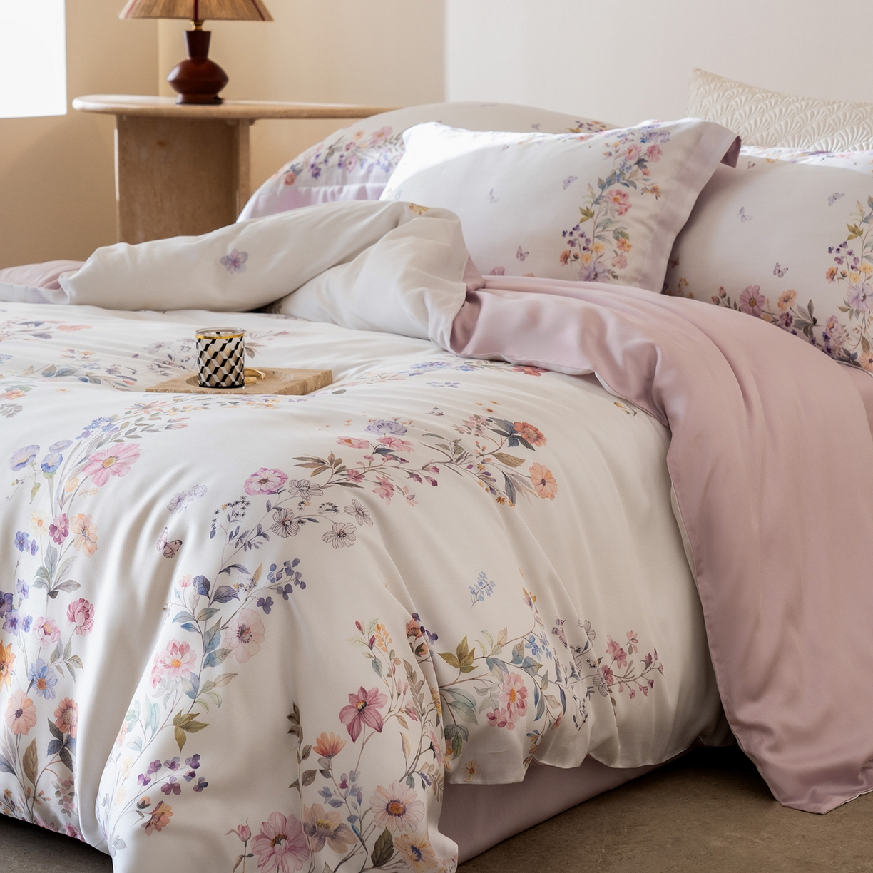 91家纺网 家纺一手货源 找家纺 佳汐蓝家纺 2026新款春夏天丝数码印花（挂边款）四件套 淡晓-粉黄