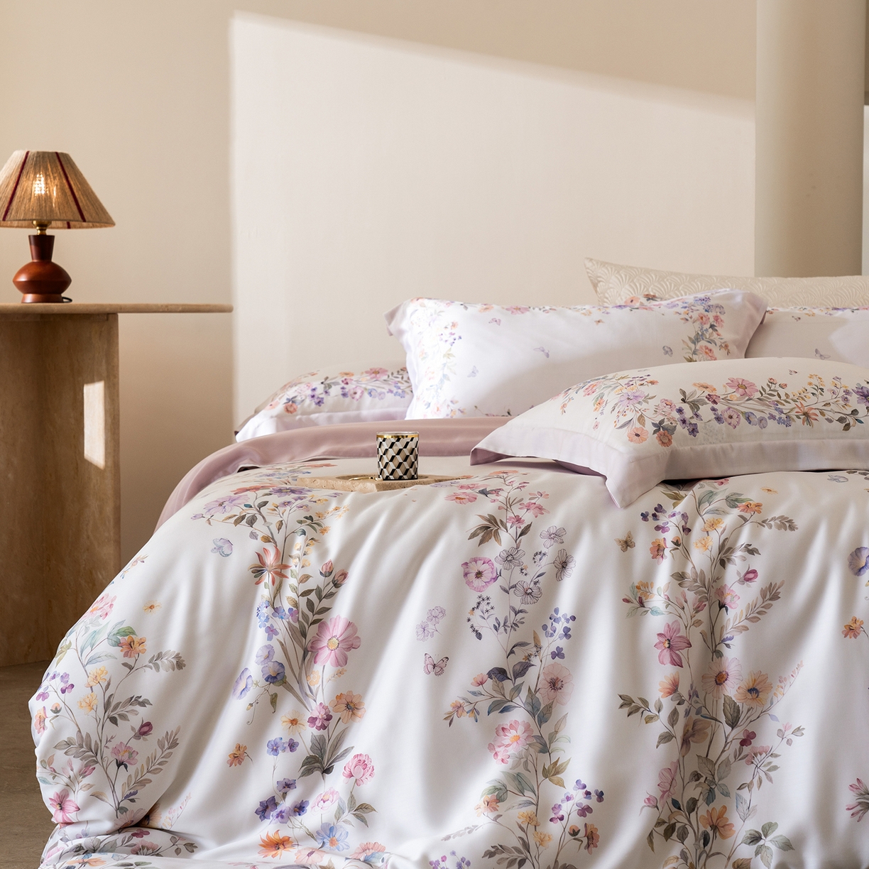 91家纺网 家纺一手货源 找家纺 佳汐蓝家纺 2026新款春夏天丝数码印花（挂边款）四件套 淡晓-粉黄