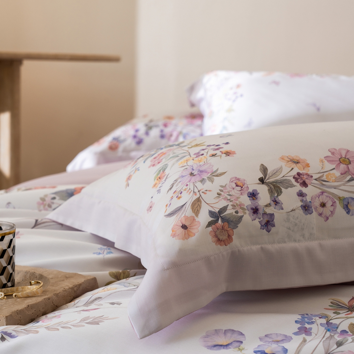 91家纺网 家纺一手货源 找家纺 佳汐蓝家纺 2026新款春夏天丝数码印花（挂边款）四件套 淡晓-粉黄