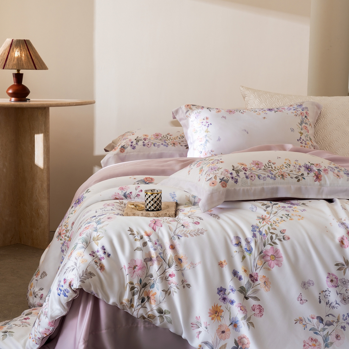 91家纺网 家纺一手货源 找家纺 佳汐蓝家纺 2026新款春夏天丝数码印花（挂边款）四件套 淡晓-粉黄