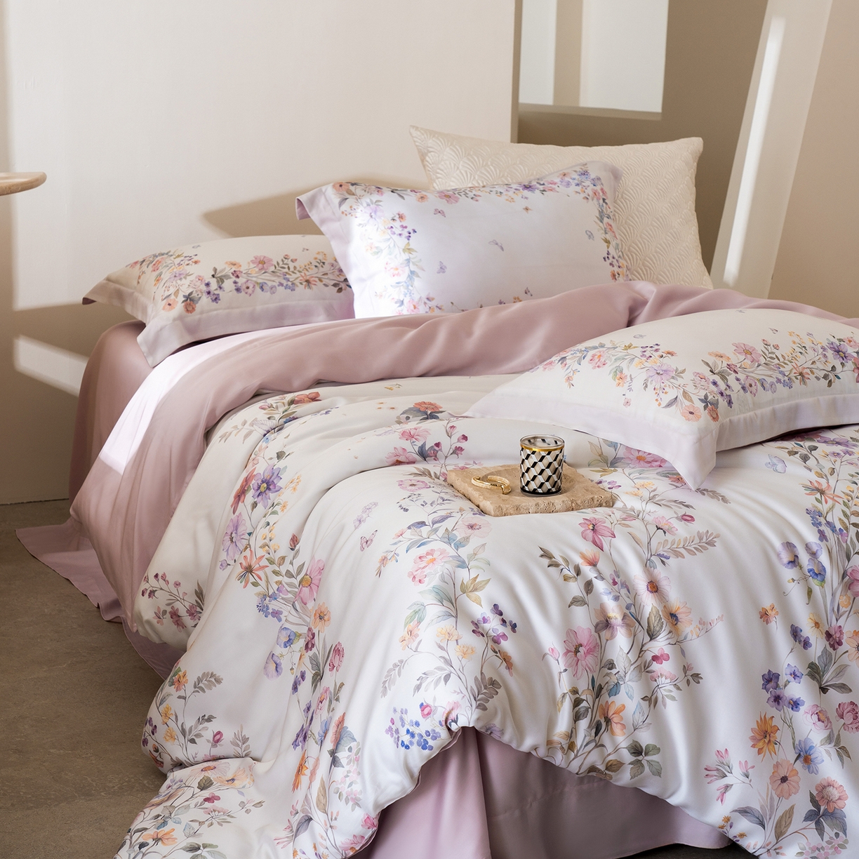 91家纺网 家纺一手货源 找家纺 佳汐蓝家纺 2026新款春夏天丝数码印花（挂边款）四件套 淡晓-粉黄