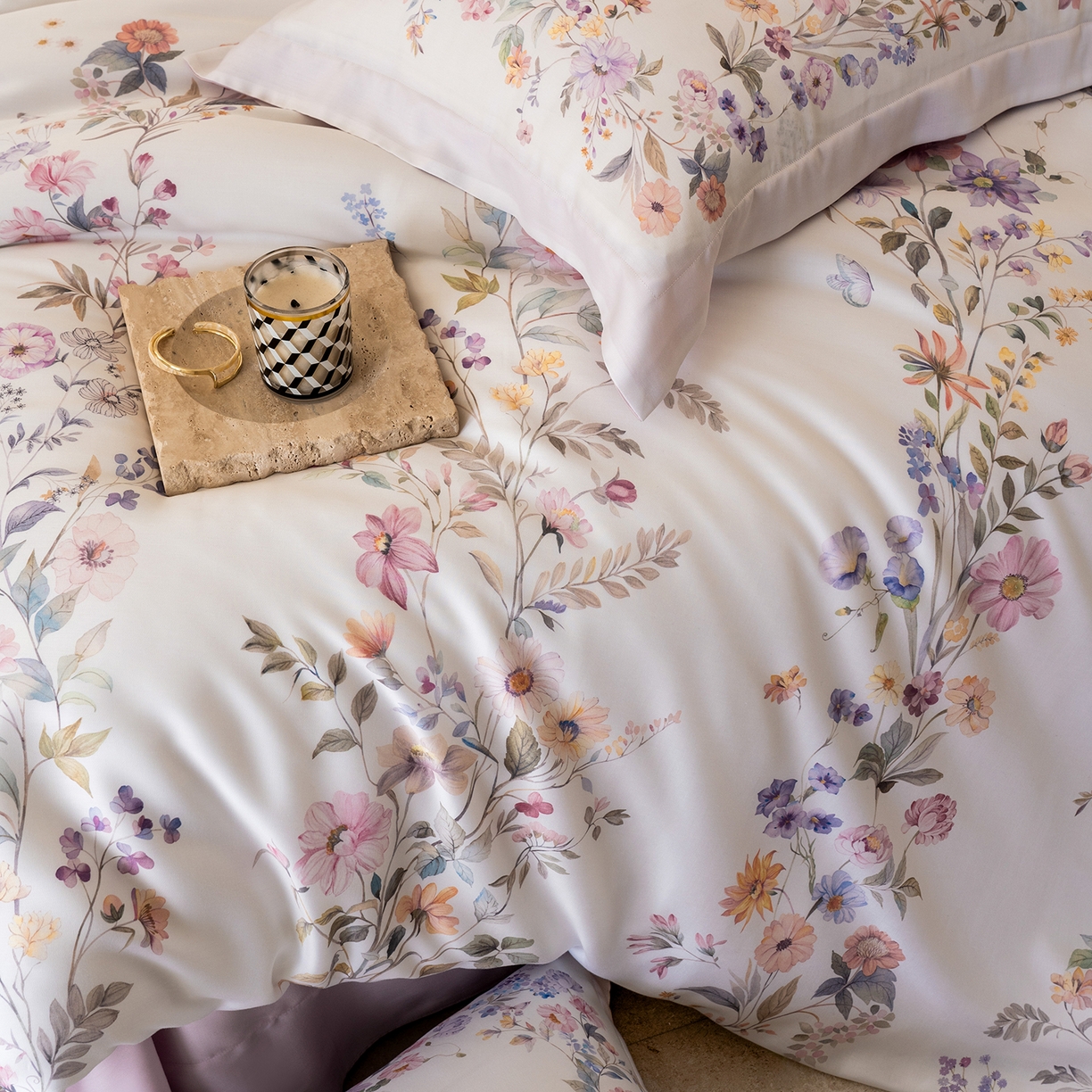 91家纺网 家纺一手货源 找家纺 佳汐蓝家纺 2026新款春夏天丝数码印花（挂边款）四件套 淡晓-粉黄