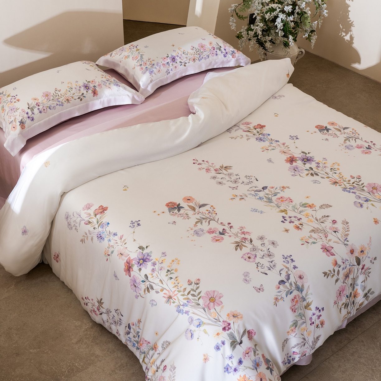 91家纺网 家纺一手货源 找家纺 佳汐蓝家纺 2026新款春夏天丝数码印花（挂边款）四件套 淡晓-粉黄