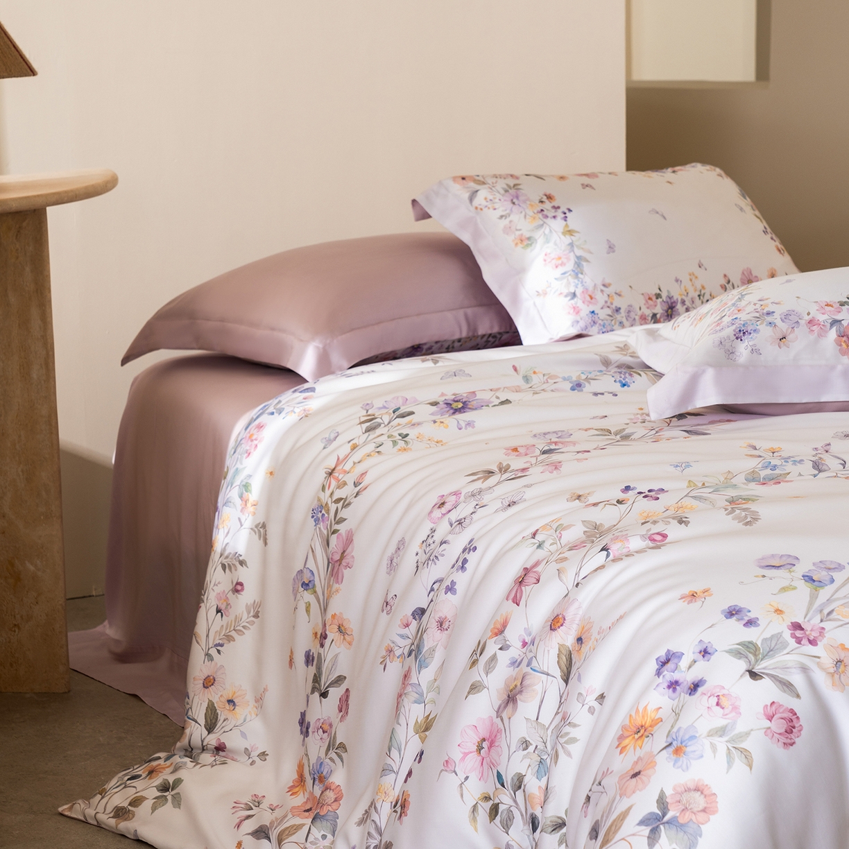 91家纺网 家纺一手货源 找家纺 佳汐蓝家纺 2026新款春夏天丝数码印花（挂边款）四件套 淡晓-粉黄