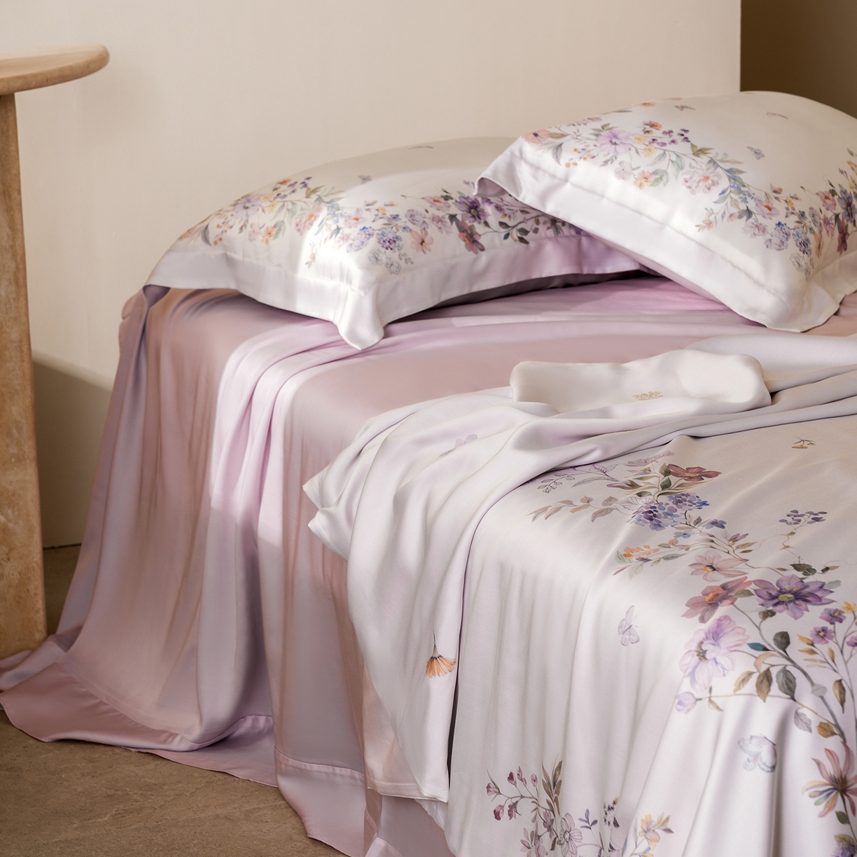 91家纺网 家纺一手货源 找家纺 佳汐蓝家纺 2026新款春夏天丝数码印花（挂边款）四件套 淡晓-粉黄