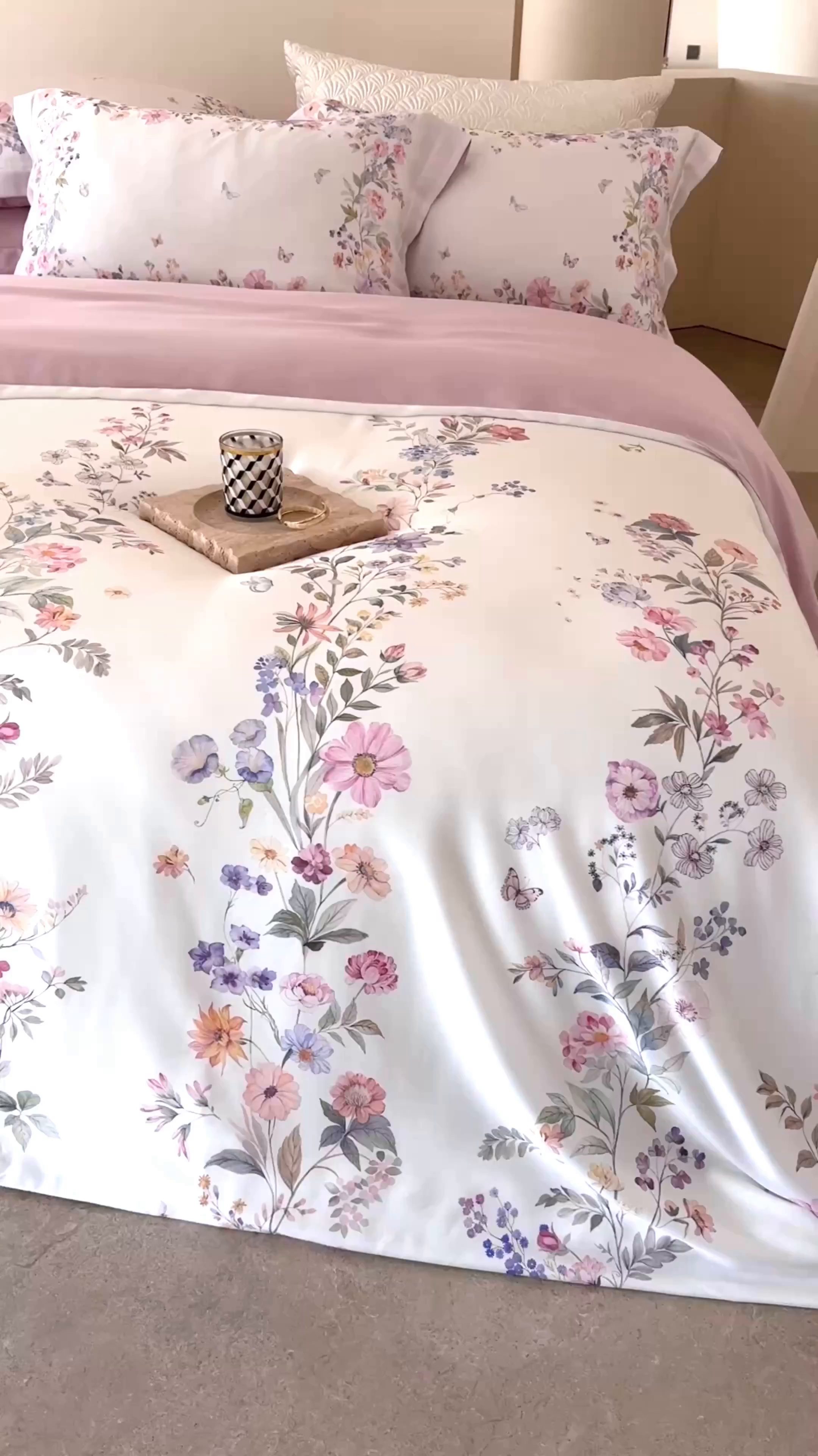 91家纺网 家纺一手货源 找家纺 佳汐蓝家纺 2026新款春夏天丝数码印花（挂边款）四件套 淡晓-粉黄