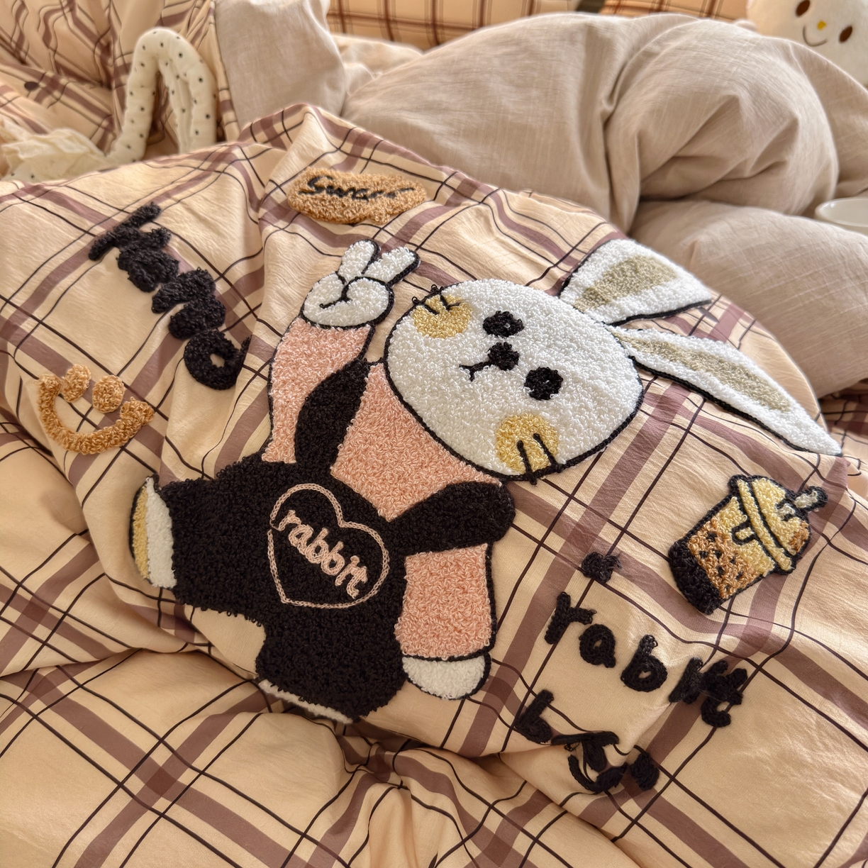 91家纺网 家纺一手货源 找家纺 王朝国际 2026爆款棉纱毛巾绣四件套 粉兔叽