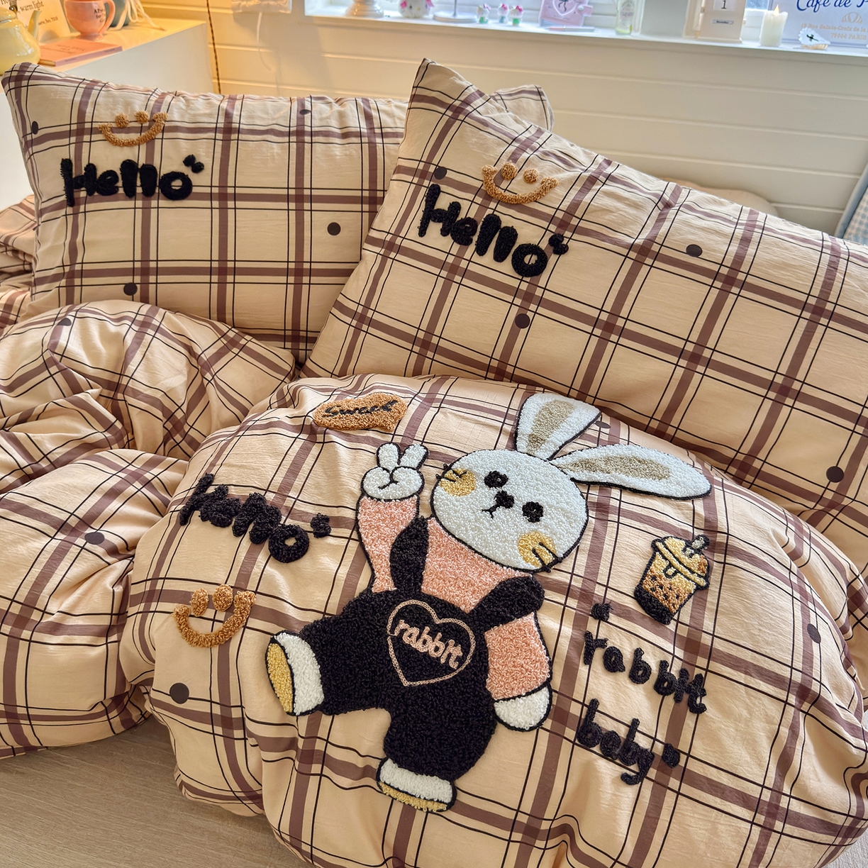 91家纺网 家纺一手货源 找家纺 王朝国际 2026爆款棉纱毛巾绣四件套 粉兔叽