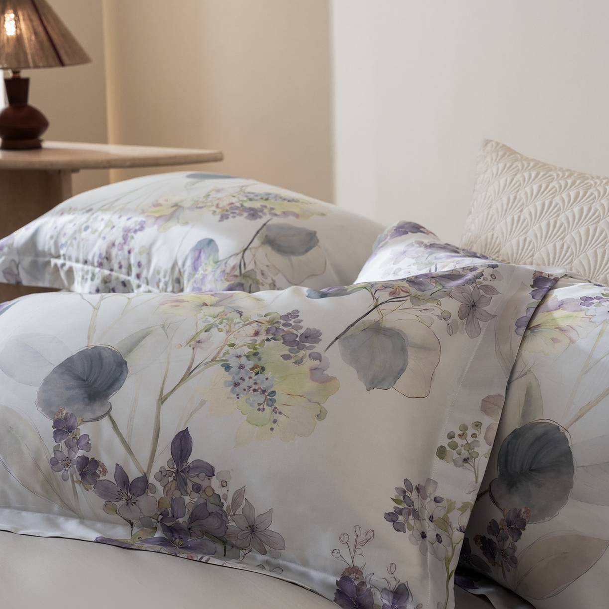 91家纺网 家纺一手货源 找家纺 佳汐蓝家纺 2026新款春夏天丝数码印花（挂边款）四件套 荷塘月色-紫