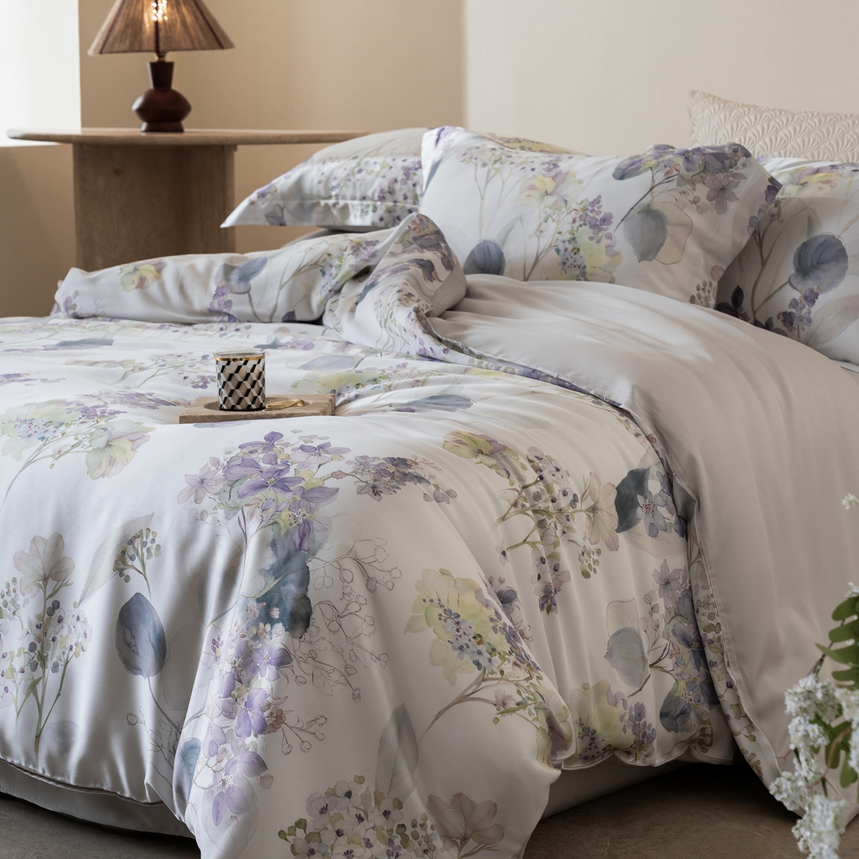 91家纺网 家纺一手货源 找家纺 佳汐蓝家纺 2026新款春夏天丝数码印花（挂边款）四件套 荷塘月色-紫