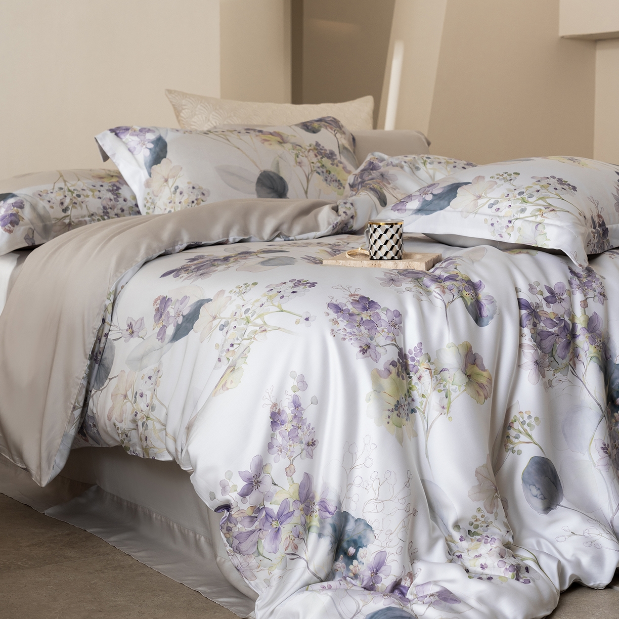 91家纺网 家纺一手货源 找家纺 佳汐蓝家纺 2026新款春夏天丝数码印花（挂边款）四件套 荷塘月色-紫