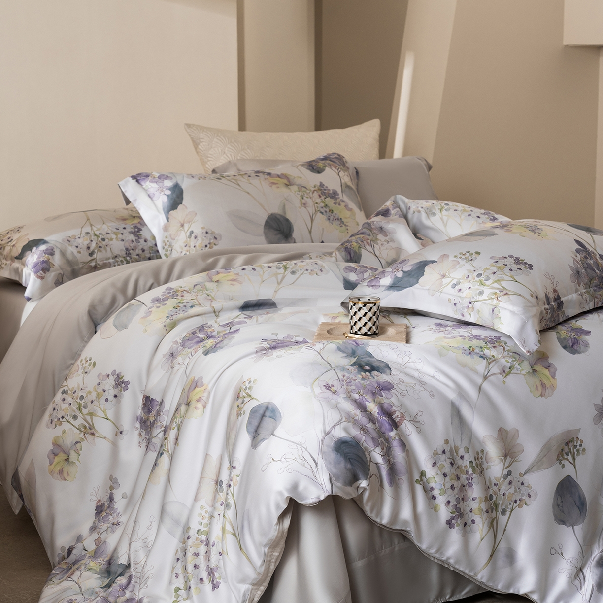 91家纺网 家纺一手货源 找家纺 佳汐蓝家纺 2026新款春夏天丝数码印花（挂边款）四件套 荷塘月色-紫