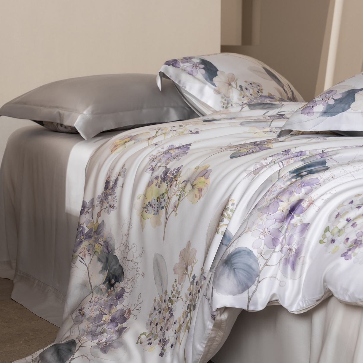 91家纺网 家纺一手货源 找家纺 佳汐蓝家纺 2026新款春夏天丝数码印花（挂边款）四件套 荷塘月色-紫