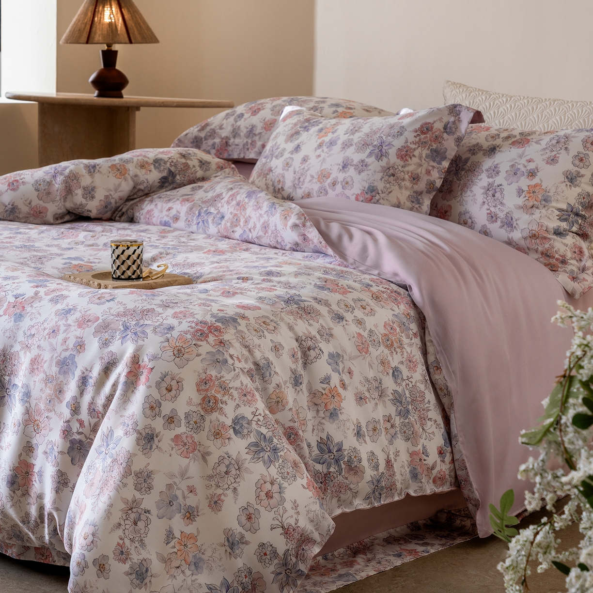 91家纺网 家纺一手货源 找家纺 佳汐蓝家纺 2026新款春夏天丝数码印花（挂边款）四件套 梦园-粉