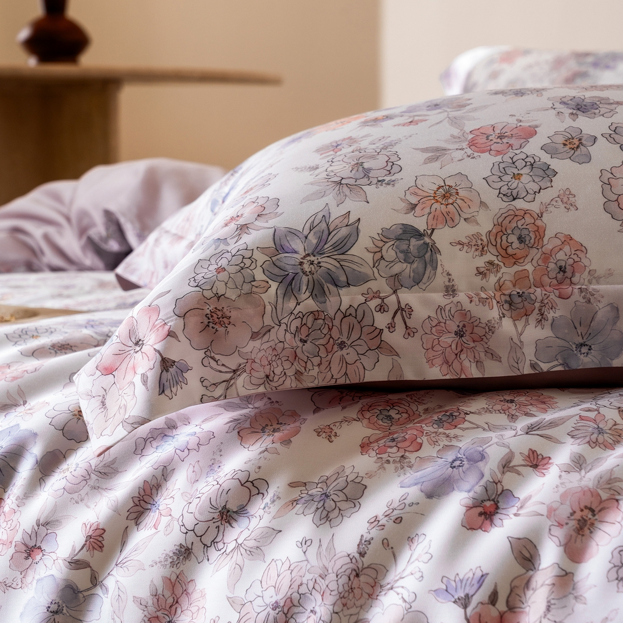 91家纺网 家纺一手货源 找家纺 佳汐蓝家纺 2026新款春夏天丝数码印花（挂边款）四件套 梦园-粉