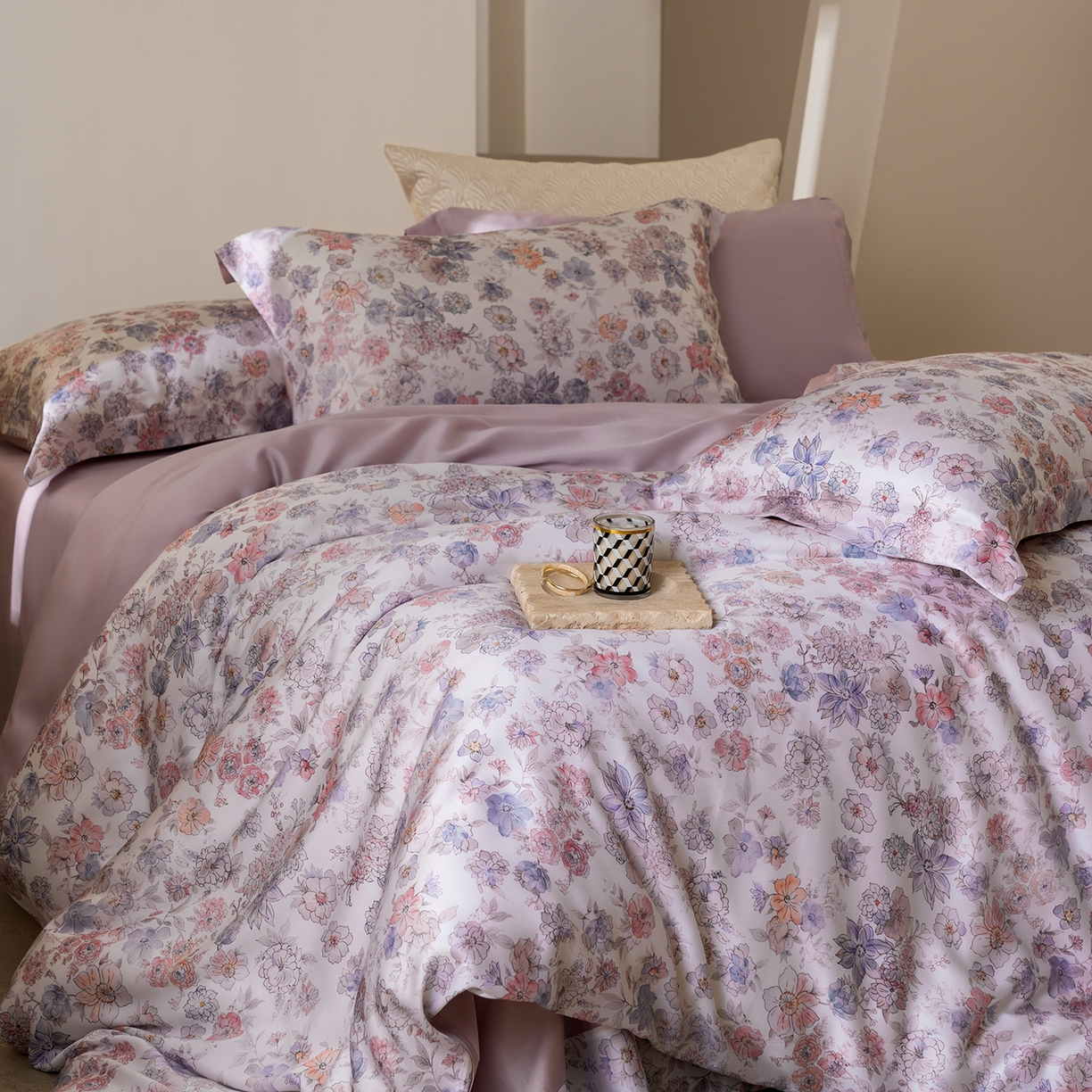 91家纺网 家纺一手货源 找家纺 佳汐蓝家纺 2026新款春夏天丝数码印花（挂边款）四件套 梦园-粉