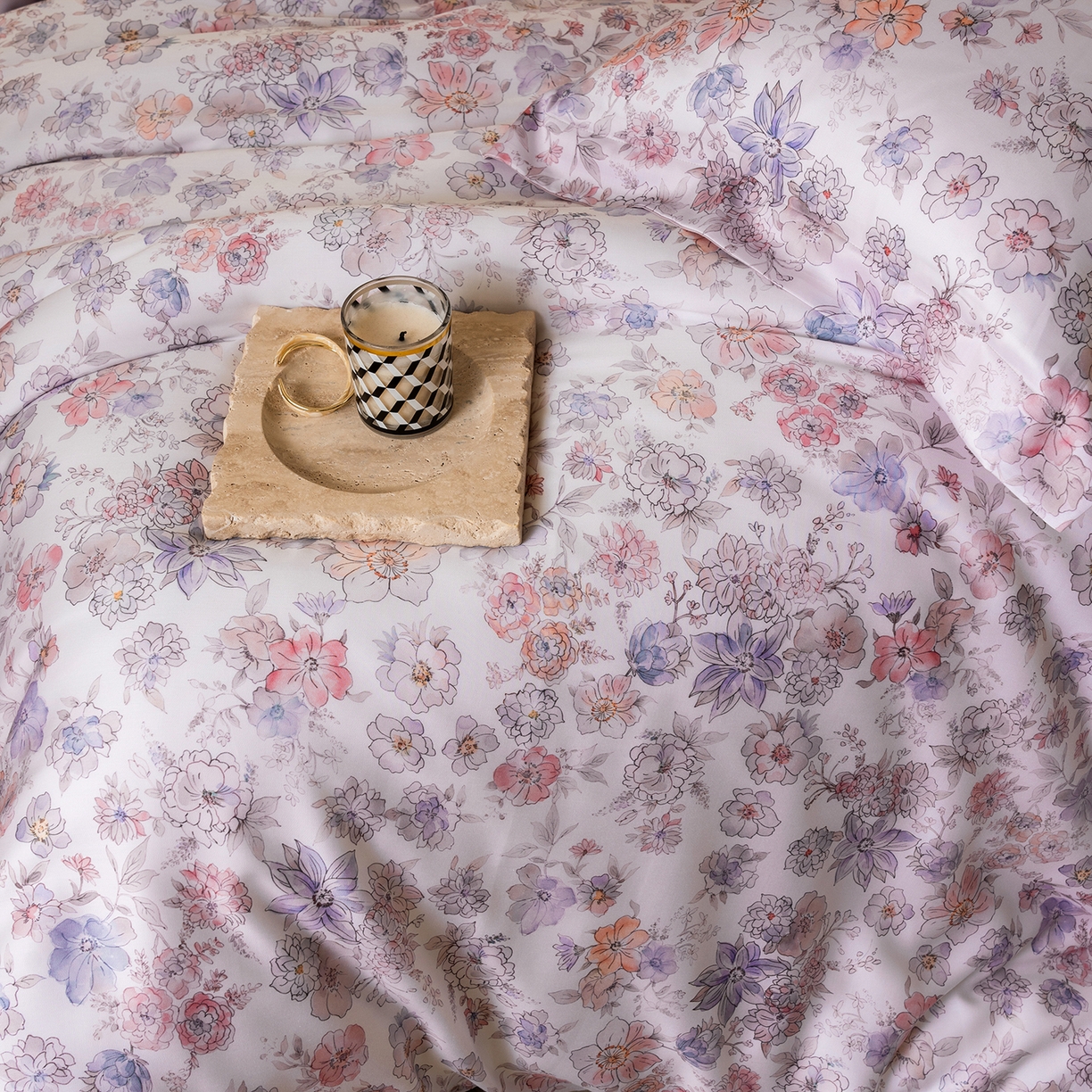 91家纺网 家纺一手货源 找家纺 佳汐蓝家纺 2026新款春夏天丝数码印花（挂边款）四件套 梦园-粉