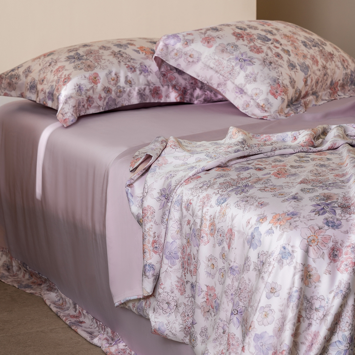 91家纺网 家纺一手货源 找家纺 佳汐蓝家纺 2026新款春夏天丝数码印花（挂边款）四件套 梦园-粉