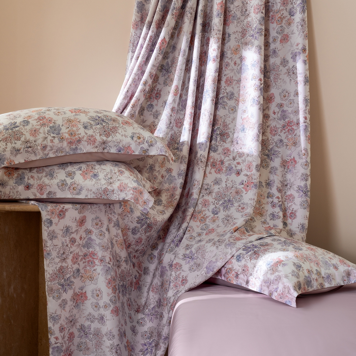 91家纺网 家纺一手货源 找家纺 佳汐蓝家纺 2026新款春夏天丝数码印花（挂边款）四件套 梦园-粉