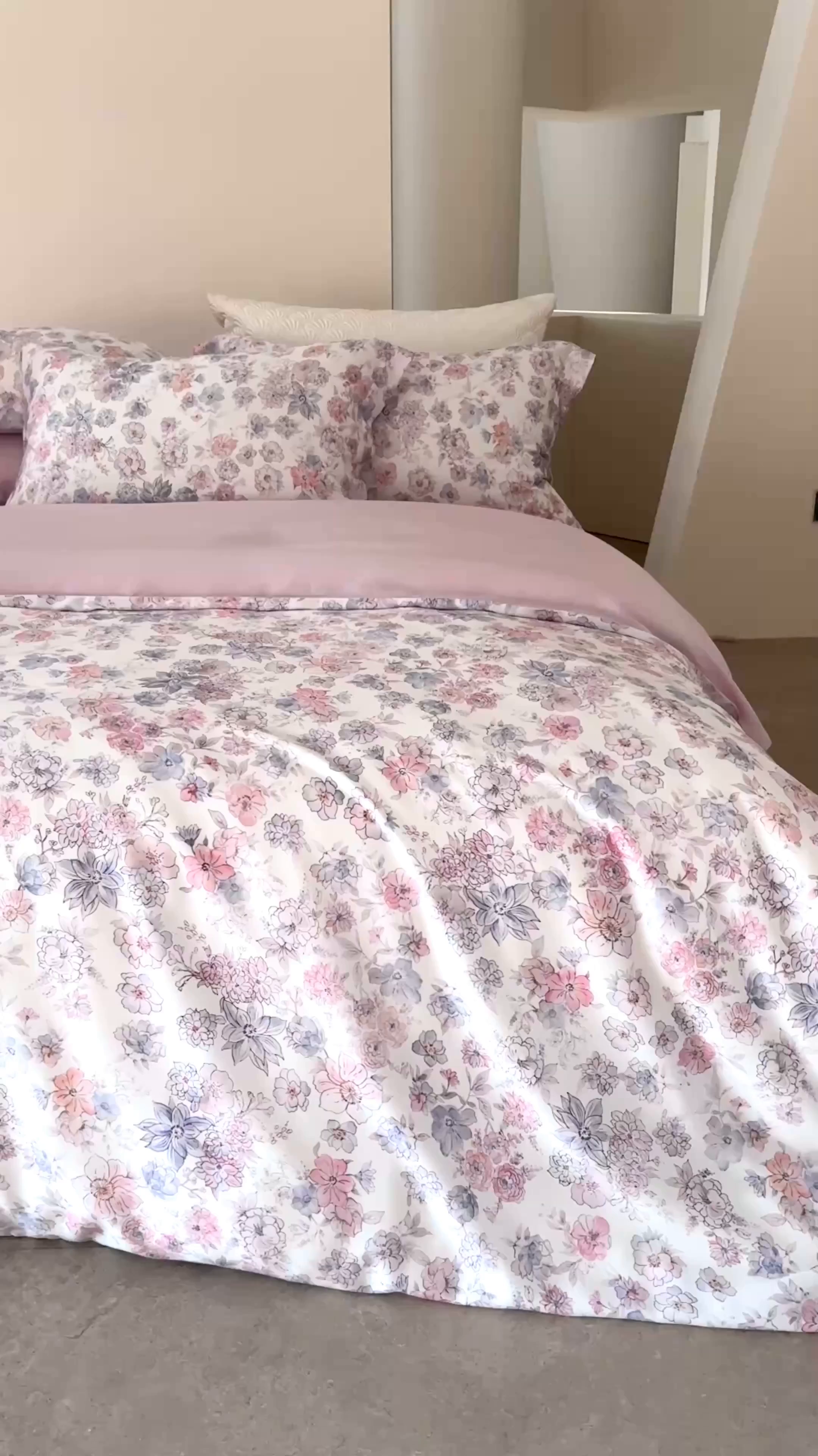 91家纺网 家纺一手货源 找家纺 佳汐蓝家纺 2026新款春夏天丝数码印花（挂边款）四件套 梦园-粉