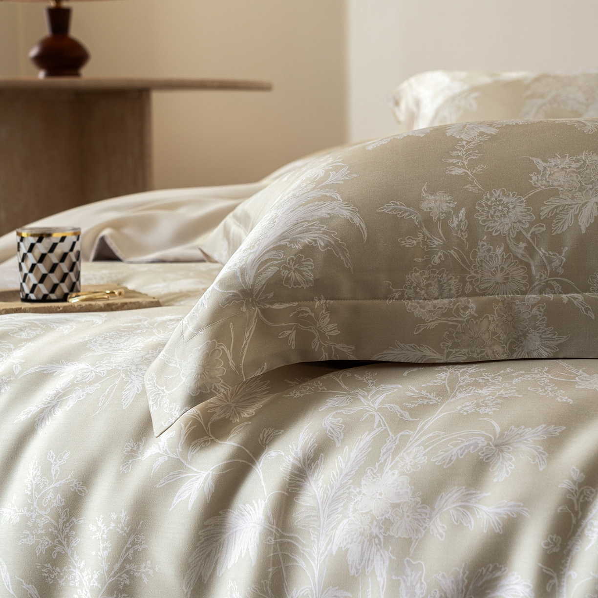 91家纺网 家纺一手货源 找家纺 佳汐蓝家纺 2026新款春夏天丝数码印花（挂边款）四件套 雾岚-黄