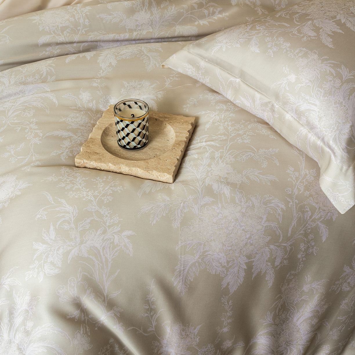 91家纺网 家纺一手货源 找家纺 佳汐蓝家纺 2026新款春夏天丝数码印花（挂边款）四件套 雾岚-黄