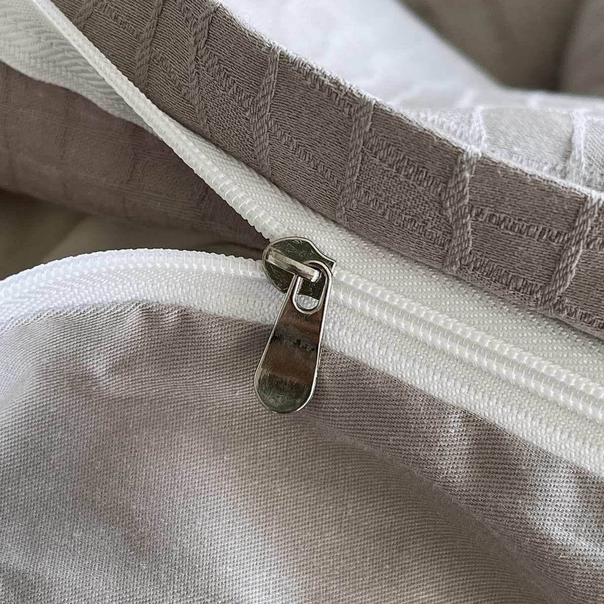 91家纺网 家纺一手货源 找家纺 帅露家纺 2026新款A类全棉纯棉亮面浮雕提花四件套 石烁-太空灰