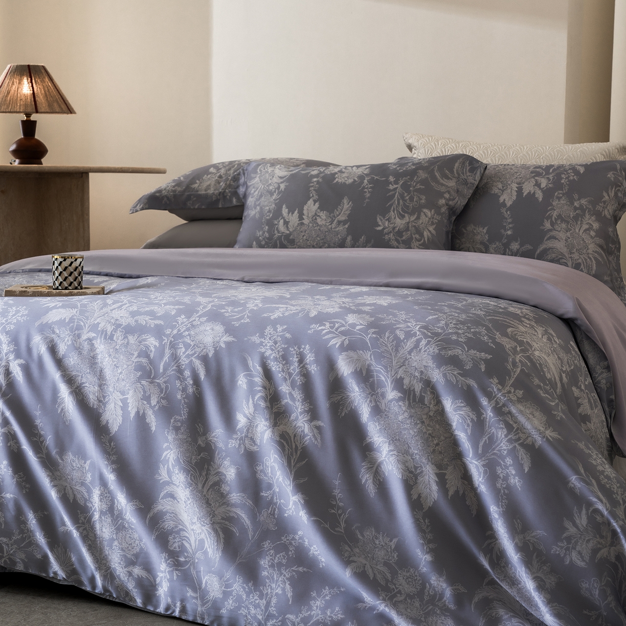 91家纺网 家纺一手货源 找家纺 佳汐蓝家纺 2026新款春夏天丝数码印花（挂边款）四件套 雾岚-兰