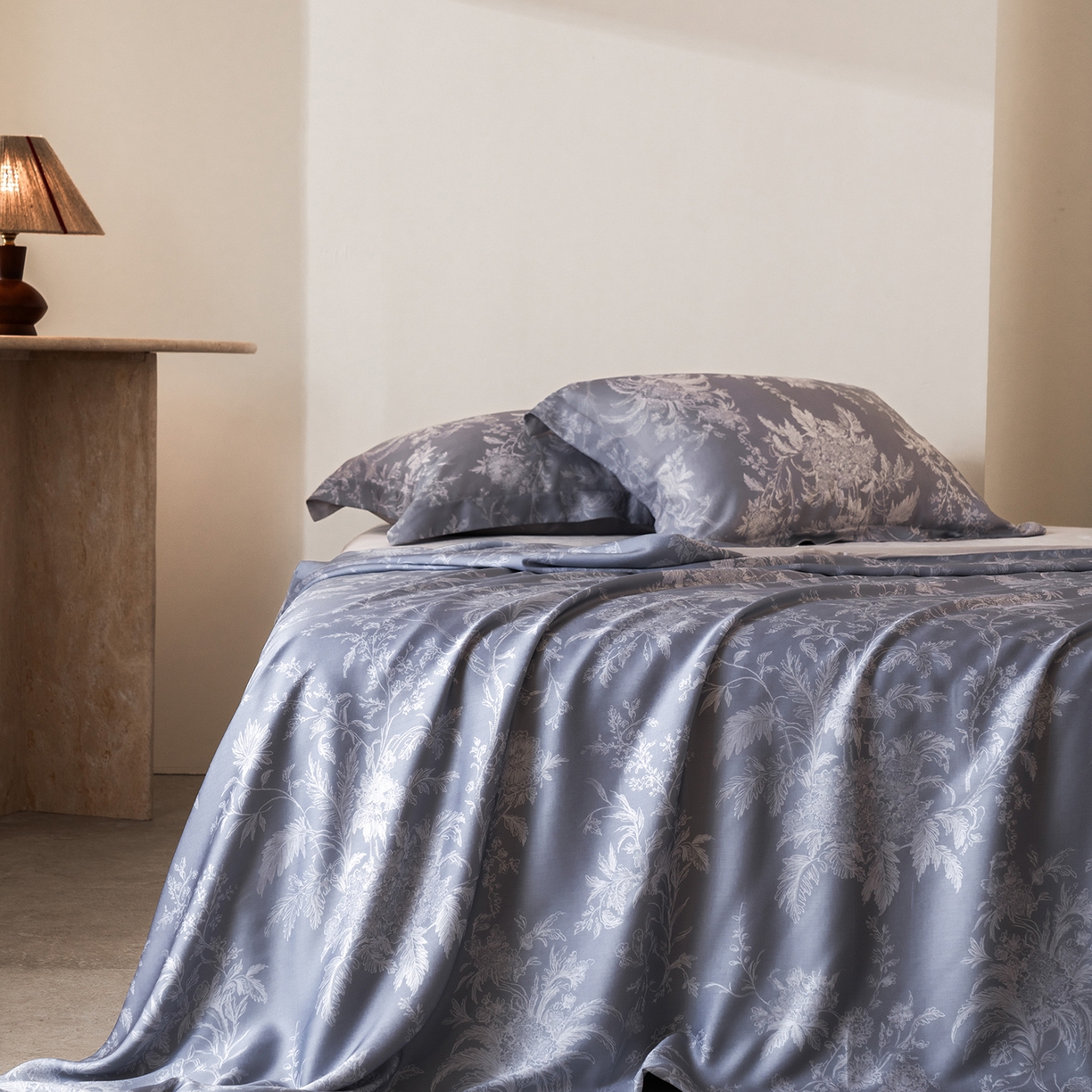 91家纺网 家纺一手货源 找家纺 佳汐蓝家纺 2026新款春夏天丝数码印花（挂边款）四件套 雾岚-兰