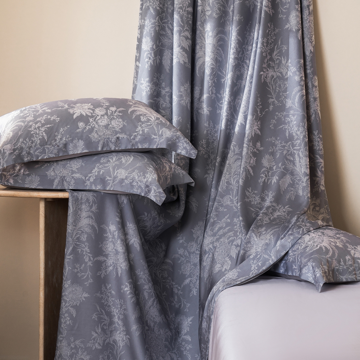 91家纺网 家纺一手货源 找家纺 佳汐蓝家纺 2026新款春夏天丝数码印花（挂边款）四件套 雾岚-兰