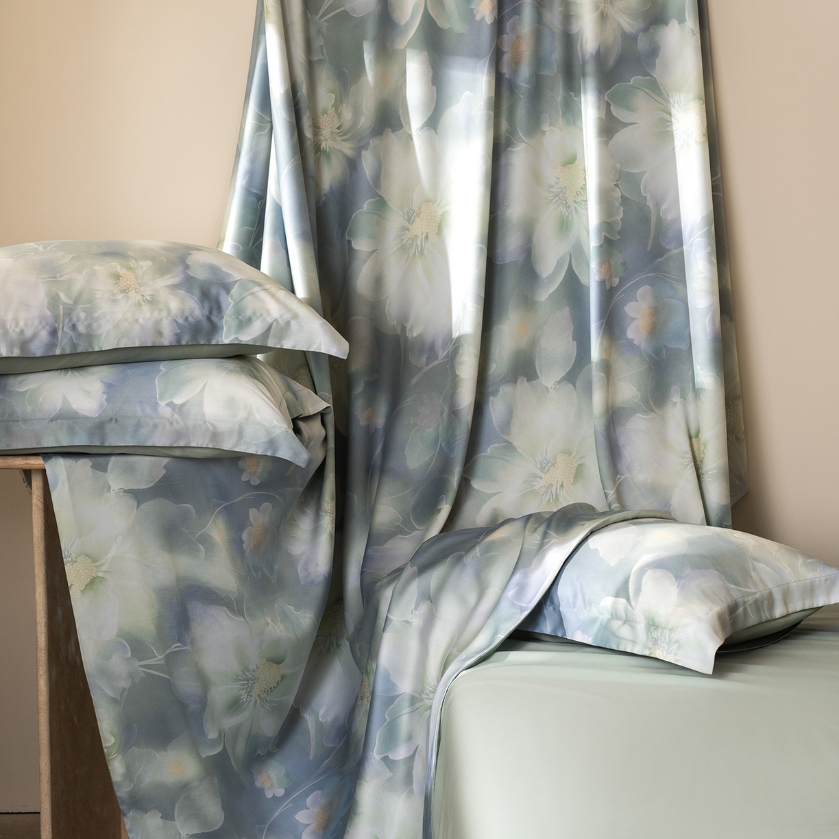 91家纺网 家纺一手货源 找家纺 佳汐蓝家纺 2026新款春夏天丝数码印花（挂边款）四件套 夏伊人