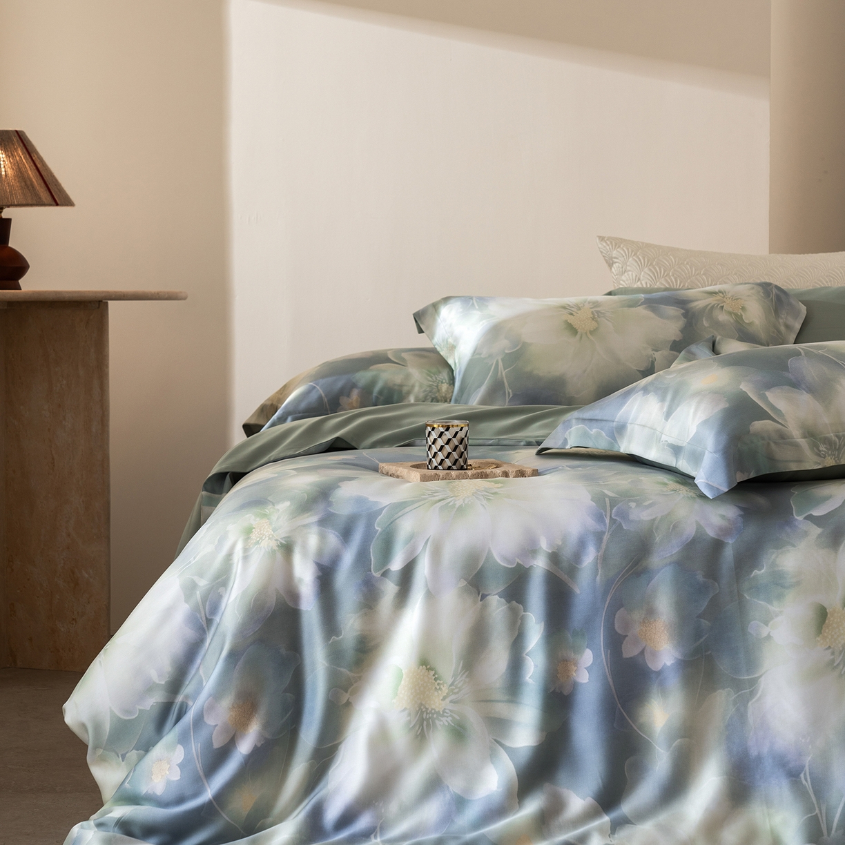 91家纺网 家纺一手货源 找家纺 佳汐蓝家纺 2026新款春夏天丝数码印花（挂边款）四件套 夏伊人