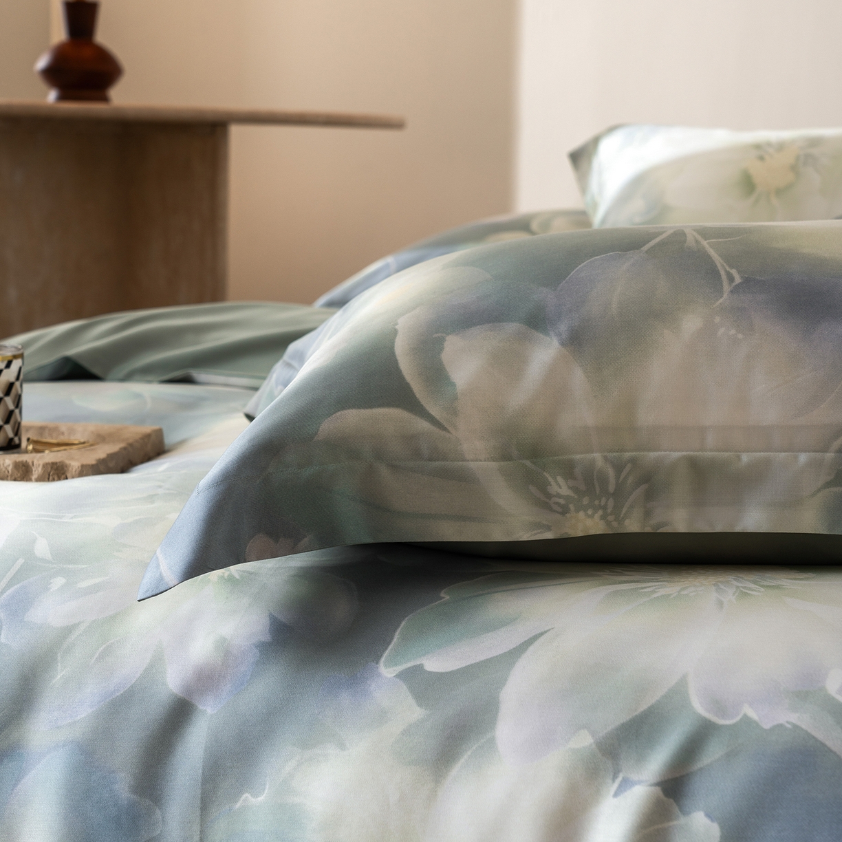 91家纺网 家纺一手货源 找家纺 佳汐蓝家纺 2026新款春夏天丝数码印花（挂边款）四件套 夏伊人