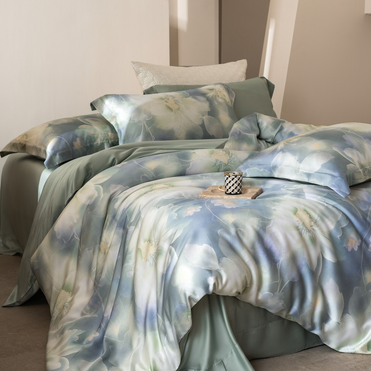 91家纺网 家纺一手货源 找家纺 佳汐蓝家纺 2026新款春夏天丝数码印花（挂边款）四件套 夏伊人