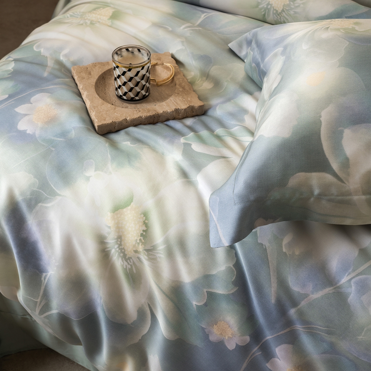 91家纺网 家纺一手货源 找家纺 佳汐蓝家纺 2026新款春夏天丝数码印花（挂边款）四件套 夏伊人