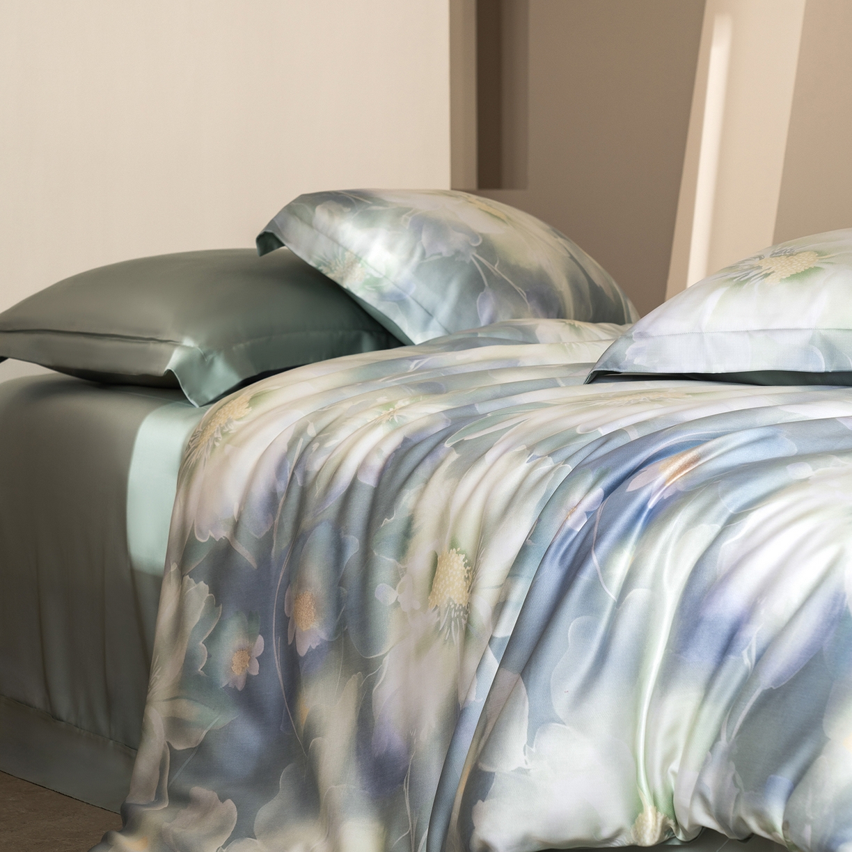 91家纺网 家纺一手货源 找家纺 佳汐蓝家纺 2026新款春夏天丝数码印花（挂边款）四件套 夏伊人