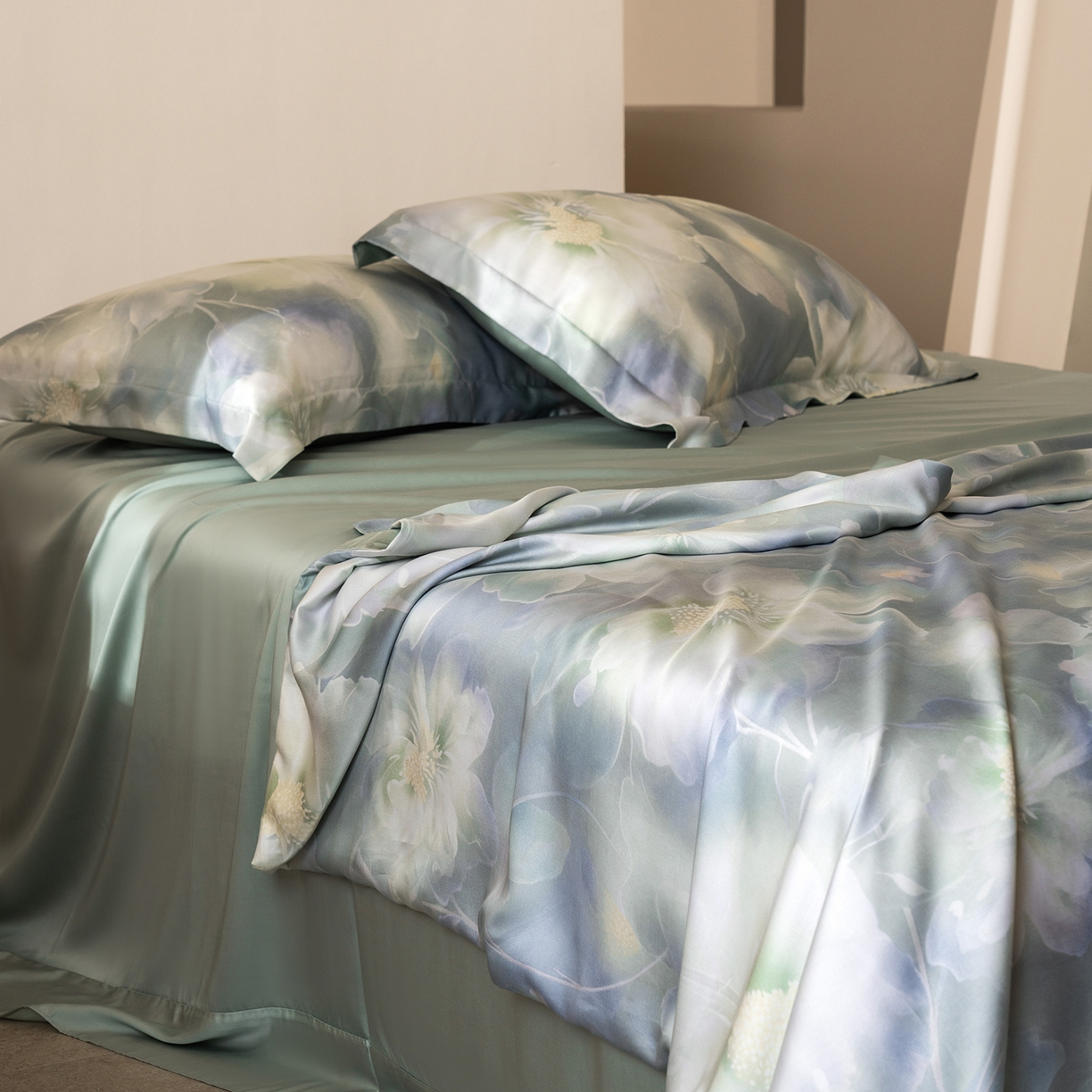 91家纺网 家纺一手货源 找家纺 佳汐蓝家纺 2026新款春夏天丝数码印花（挂边款）四件套 夏伊人