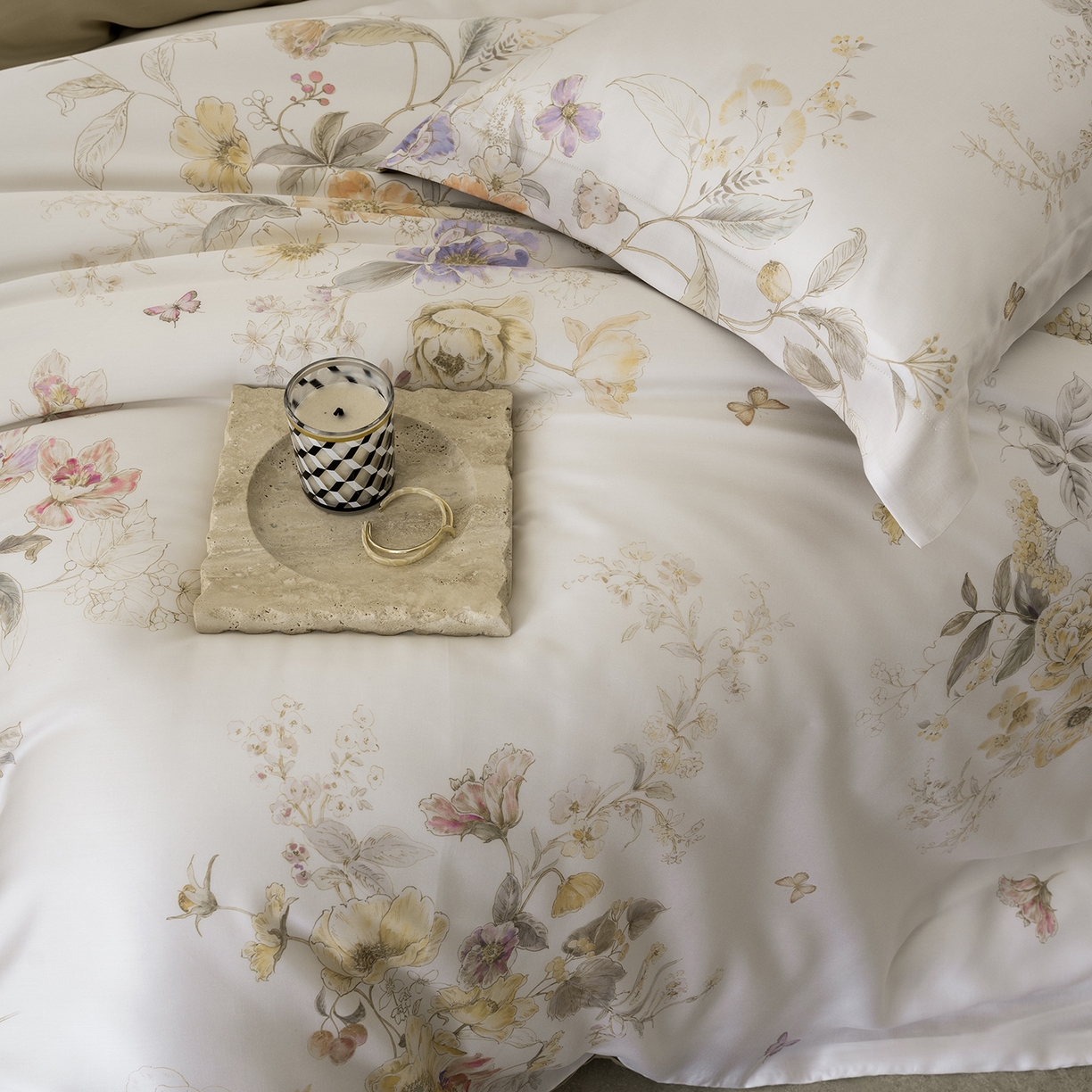 91家纺网 家纺一手货源 找家纺 佳汐蓝家纺 2026新款春夏天丝数码印花（挂边款）四件套 雨鑫-黄