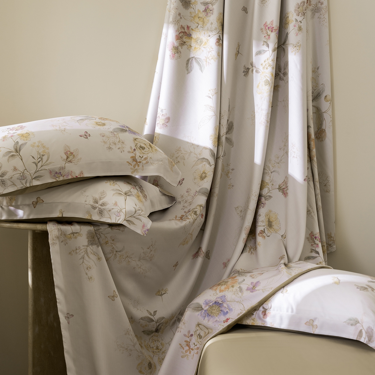 91家纺网 家纺一手货源 找家纺 佳汐蓝家纺 2026新款春夏天丝数码印花（挂边款）四件套 雨鑫-黄