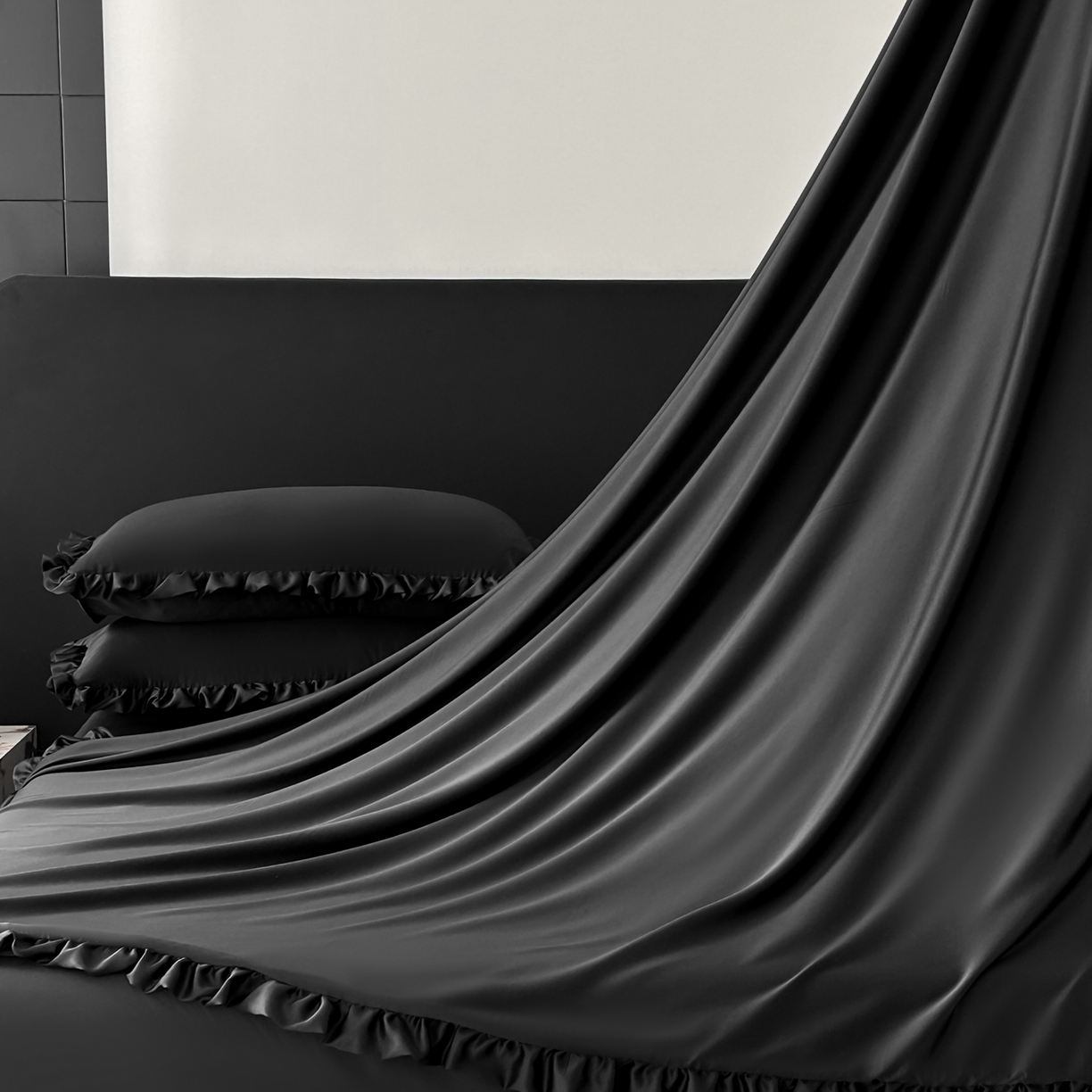 91家纺网 家纺一手货源 找家纺 乐卧家居 2026新款哑光仿真丝高级感卧室时尚四件套-比弗利系列 比弗利-荣耀黑