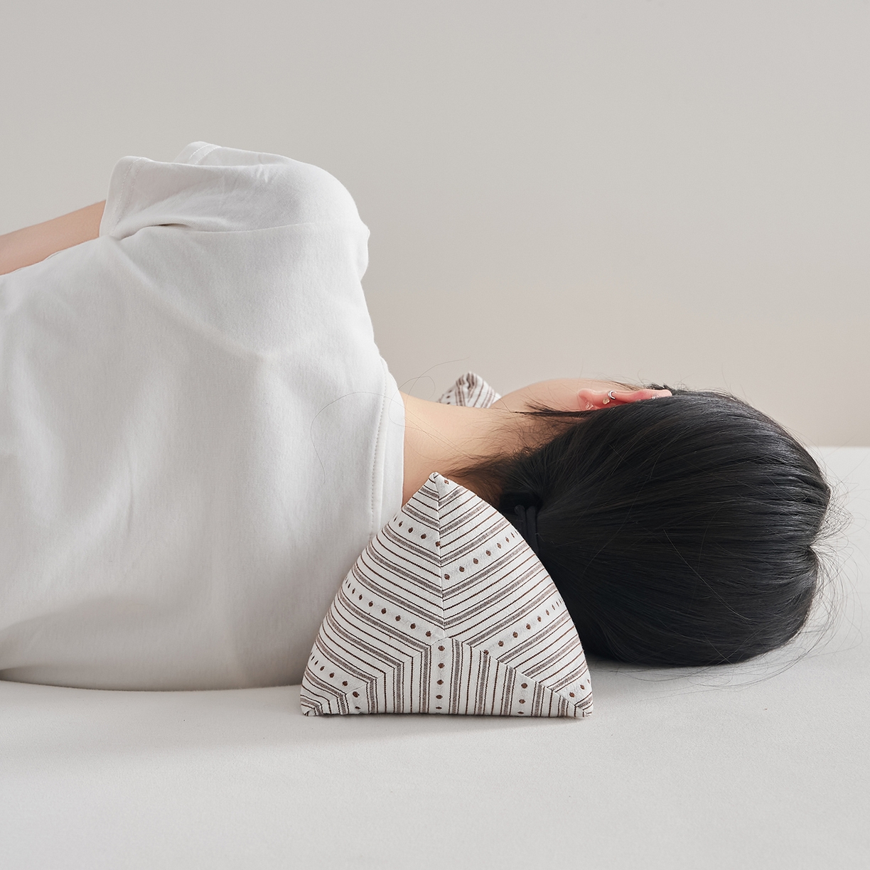 91家纺网 家纺一手货源 找家纺 乐可 2026新款彩条三角枕荞麦枕香丸枕枕头枕芯 彩条三角枕-荞麦款-棕