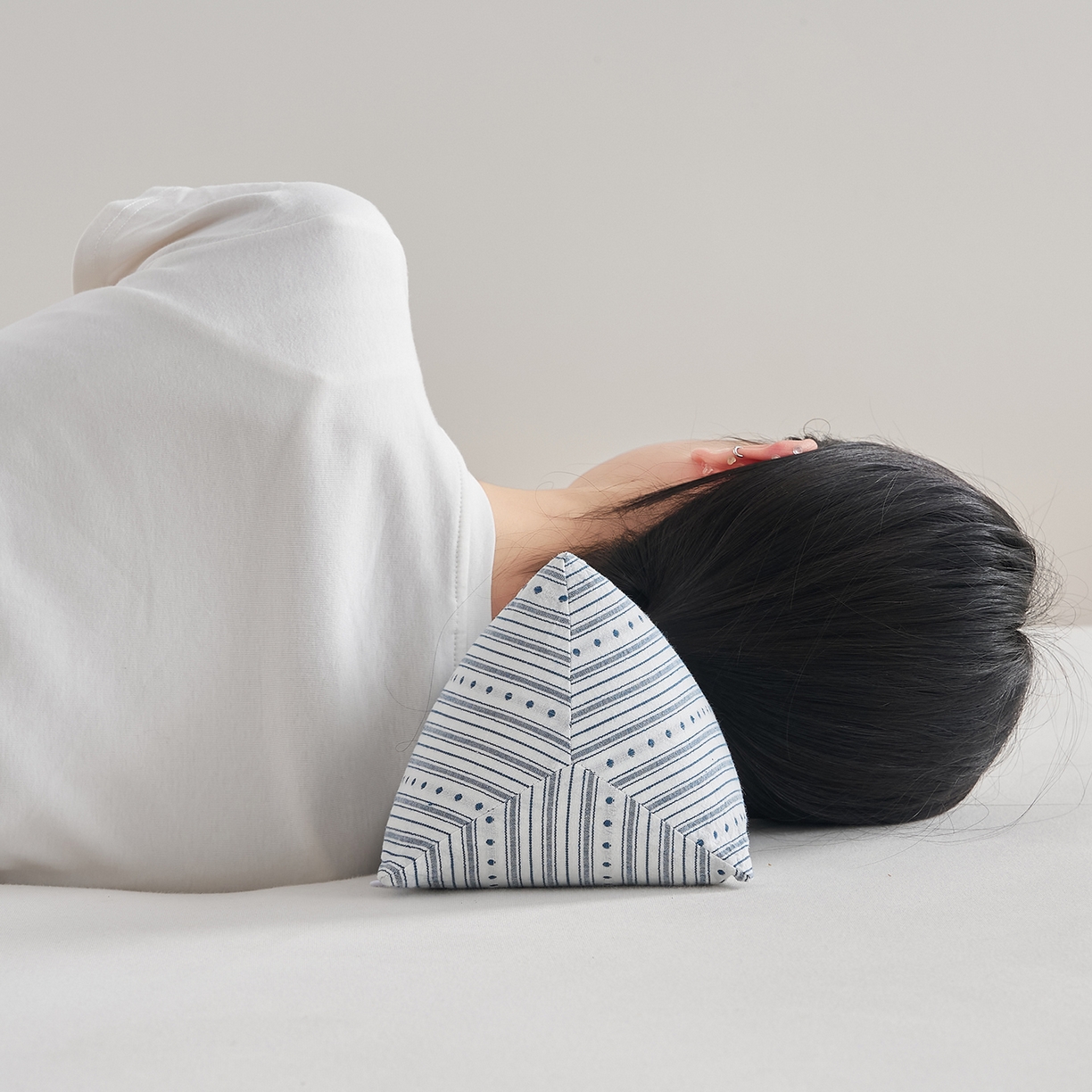 91家纺网 家纺一手货源 找家纺 乐可 2026新款彩条三角枕荞麦枕香丸枕枕头枕芯 彩条三角枕-香丸款-蓝