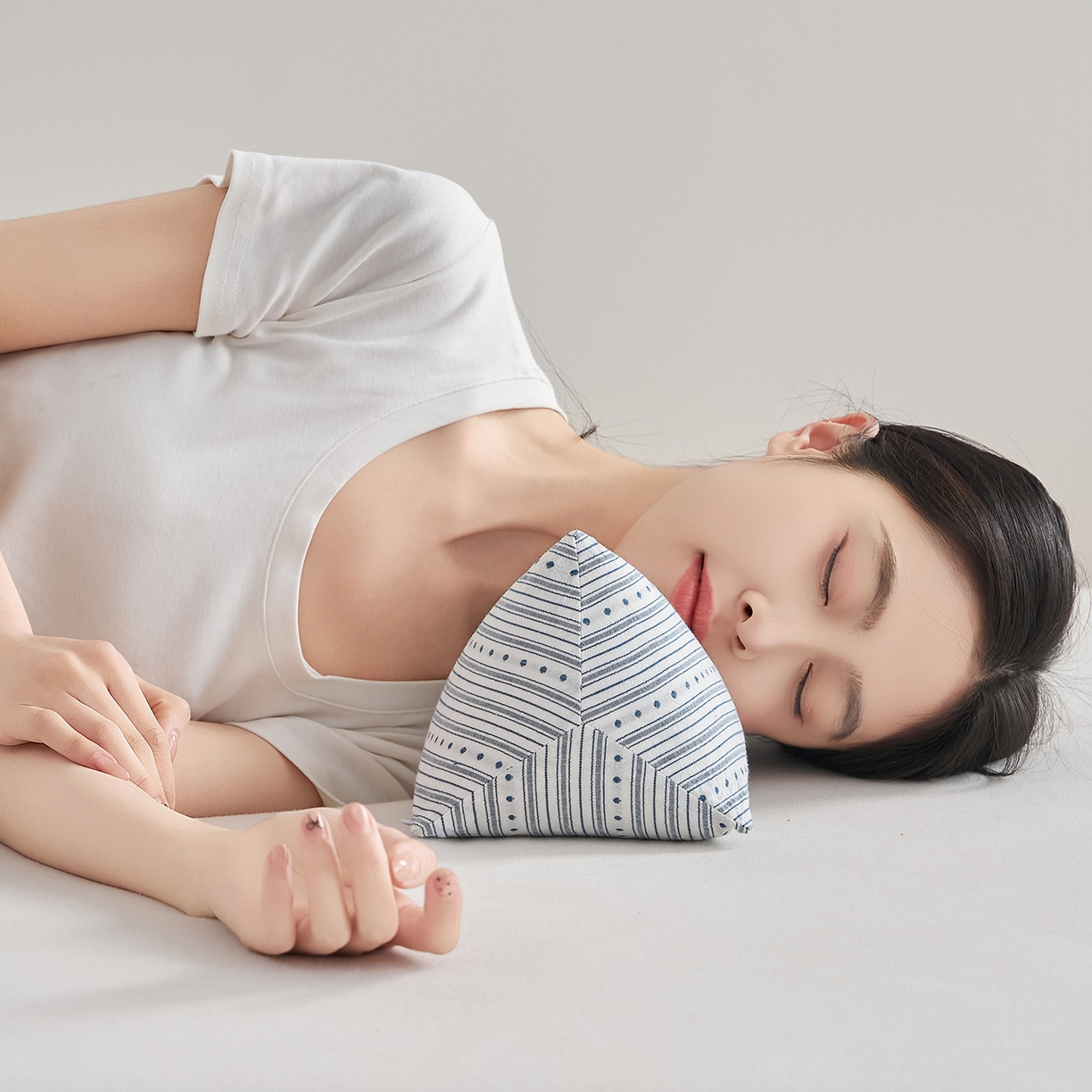 91家纺网 家纺一手货源 找家纺 乐可 2026新款彩条三角枕荞麦枕香丸枕枕头枕芯 彩条三角枕-香丸款-蓝