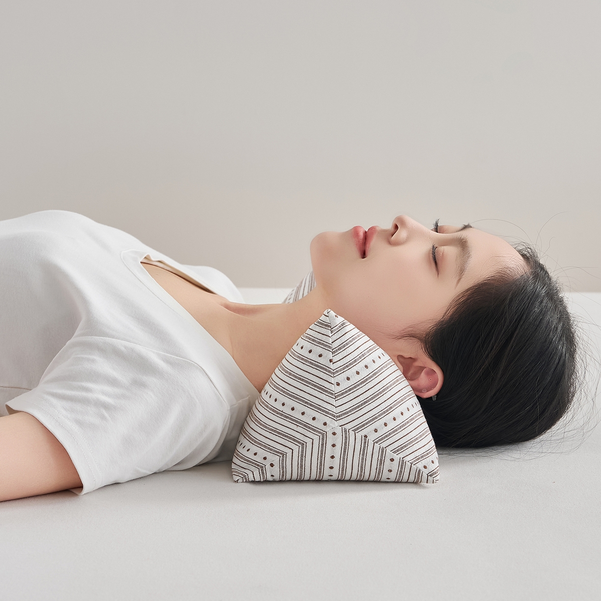 91家纺网 家纺一手货源 找家纺 乐可 2026新款彩条三角枕荞麦枕香丸枕枕头枕芯 彩条三角枕-荞麦款-棕