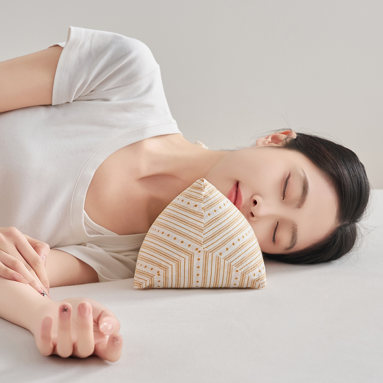 91家纺网 家纺一手货源 找家纺 乐可 2026新款彩条三角枕荞麦枕香丸枕枕头枕芯 彩条三角枕-香丸款-黄