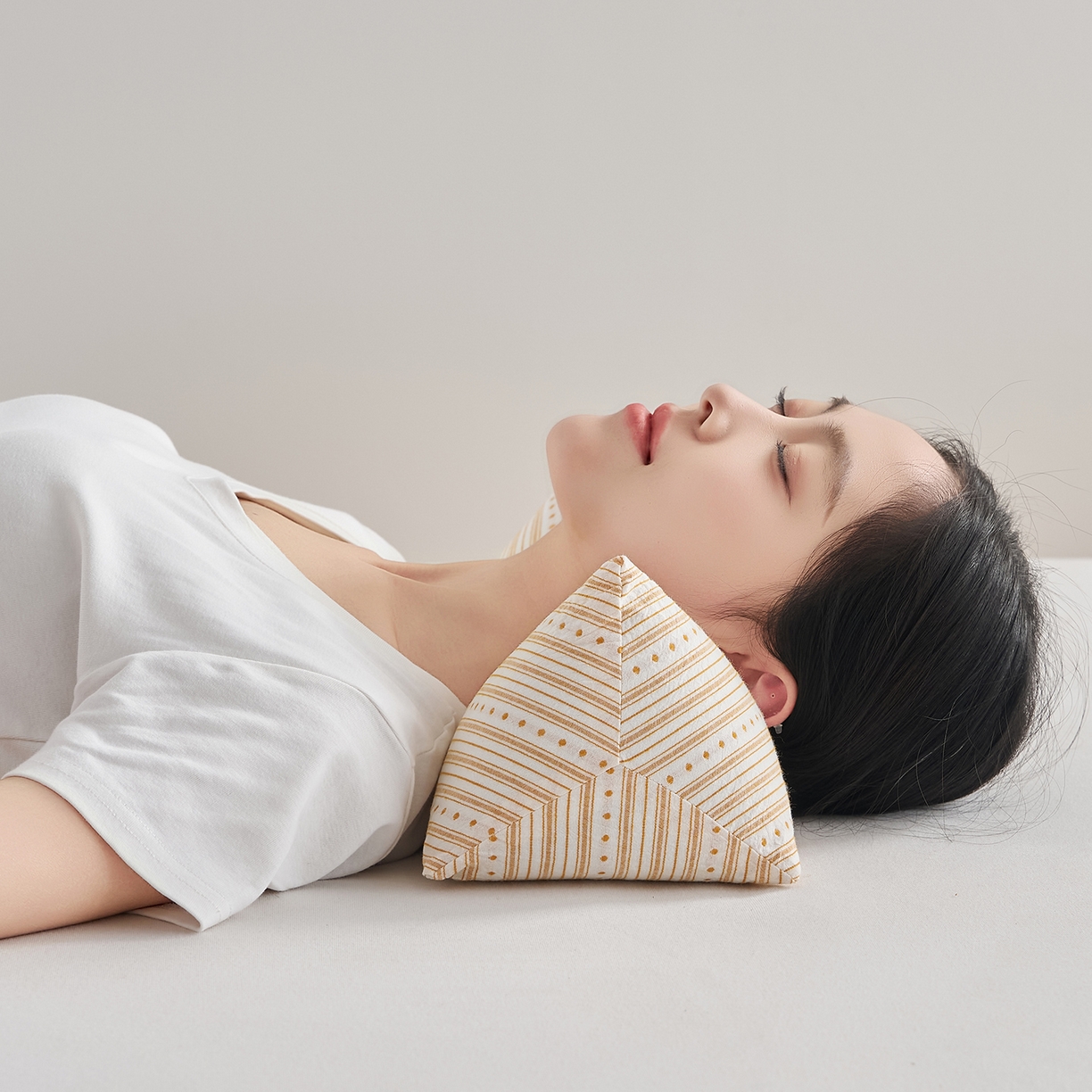 91家纺网 家纺一手货源 找家纺 乐可 2026新款彩条三角枕荞麦枕香丸枕枕头枕芯 彩条三角枕-香丸款-黄