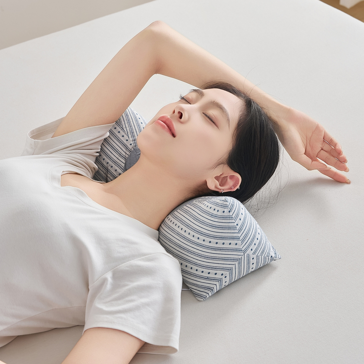 91家纺网 家纺一手货源 找家纺 乐可 2026新款彩条三角枕荞麦枕香丸枕枕头枕芯 彩条三角枕-香丸款-蓝