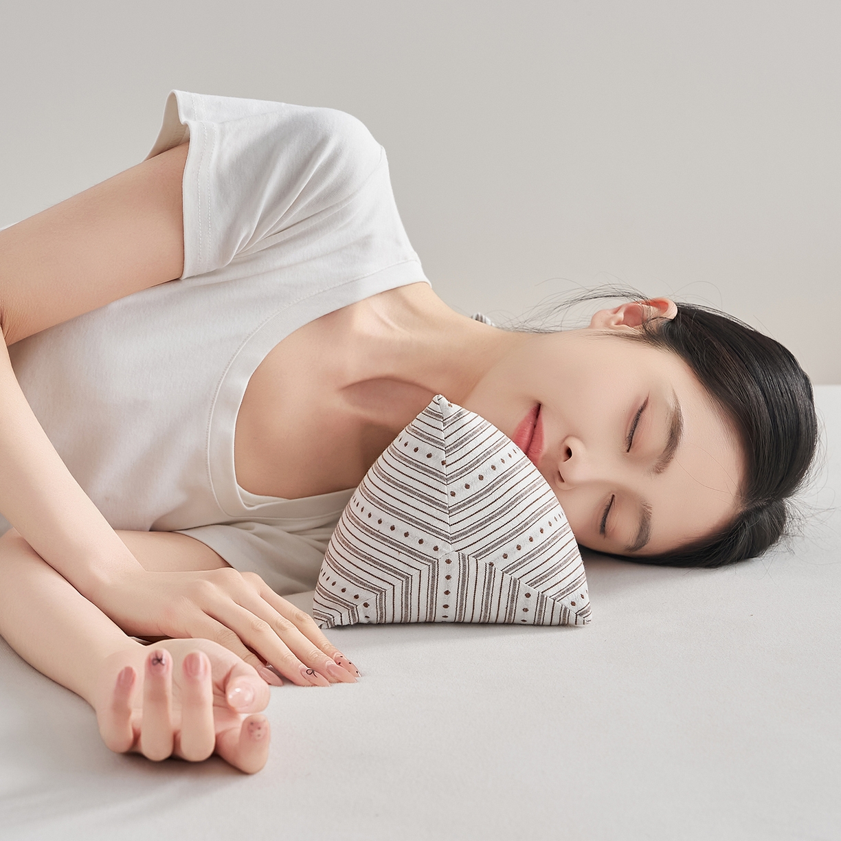 91家纺网 家纺一手货源 找家纺 乐可 2026新款彩条三角枕荞麦枕香丸枕枕头枕芯 彩条三角枕-香丸款-棕