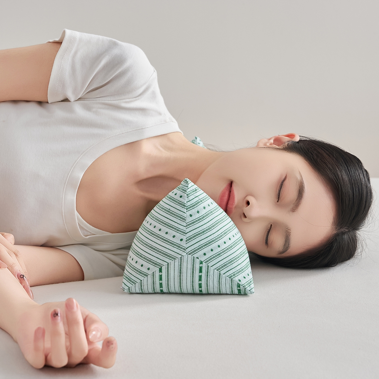 91家纺网 家纺一手货源 找家纺 乐可 2026新款彩条三角枕荞麦枕香丸枕枕头枕芯 彩条三角枕-香丸款-绿